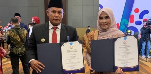 Bupati Nanang Ermanto Dan Bunda Winarni Terima Penghargaan Dari BKKBN Pusat