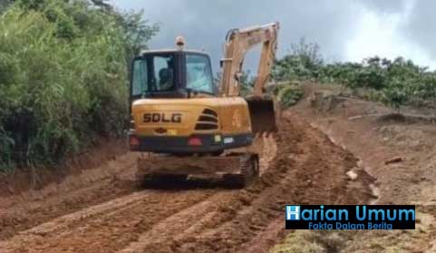 Warga Bahu Membahu Bersinergi Dengan Pemerintah Pekon Membuka Badan Jalan Dengan Dana Swadaya