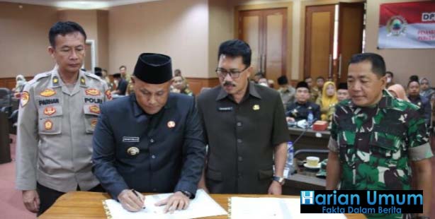 Nanang Ermanto Secara Simbolis Serahkan 53 Ekor Hewan Kurban Ke Takmir Masjid Agung Kalianda