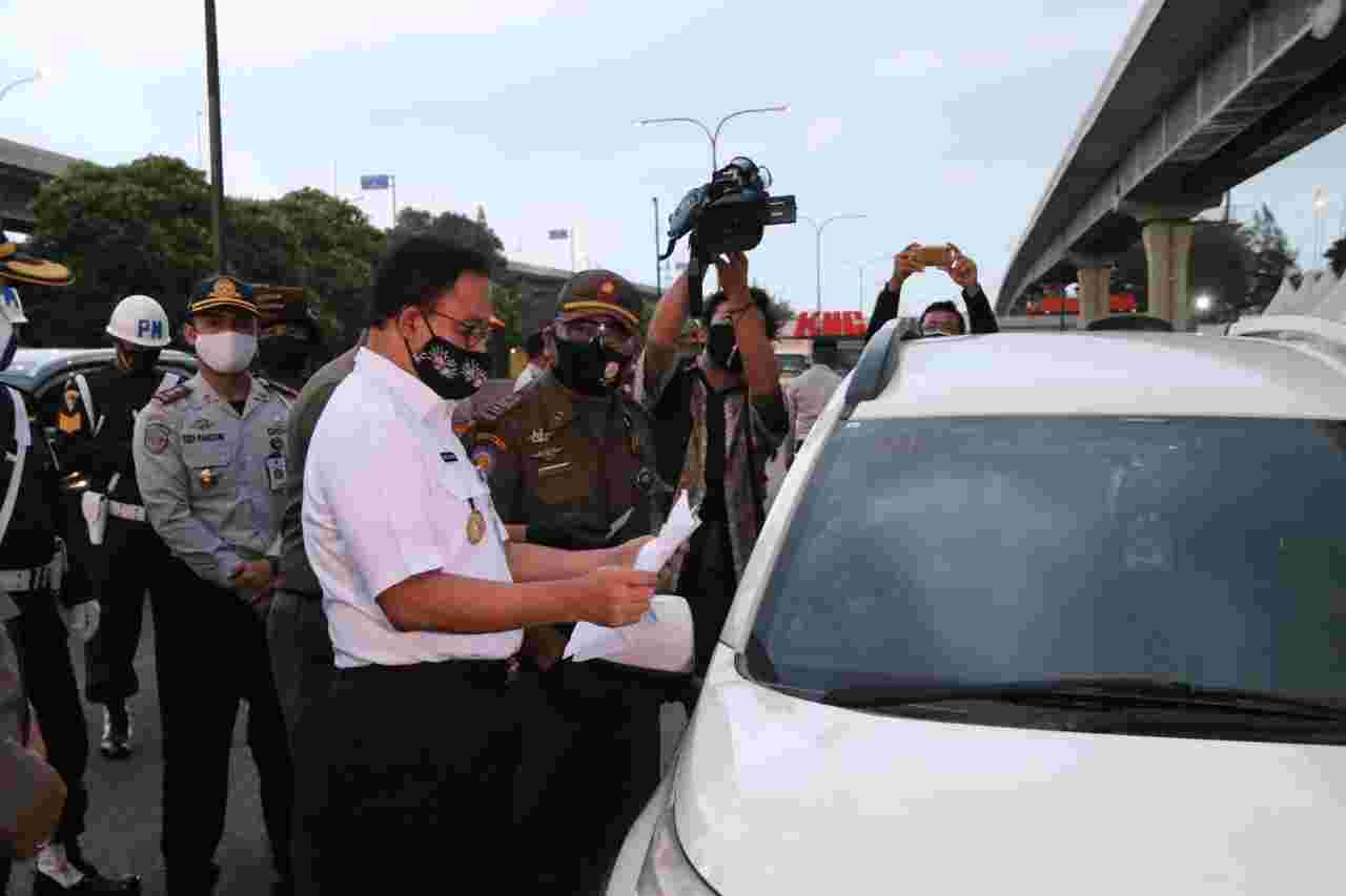 Anies Cek Langsung SIKM Di Tol Cikampek KM 47