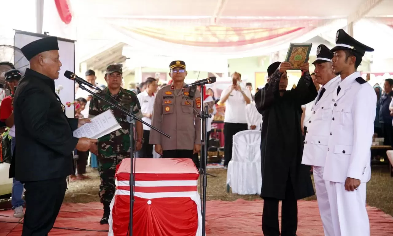 Bupati Lamsel Lantik Dua Kepala Desa Terpilih di Kecamatan Tanjung Sari