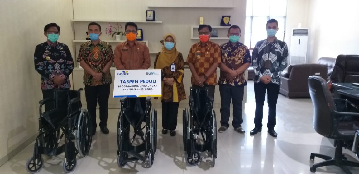 Sekda Lampung Selatan Terima Bantuan Kursi Roda Untuk Pensiunan Dari PT Taspen
