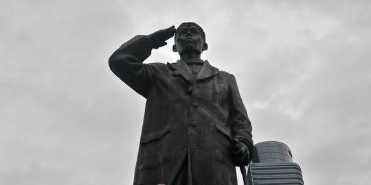 Loh, Patung Sudirman Kok Mau Dipasang Masker?