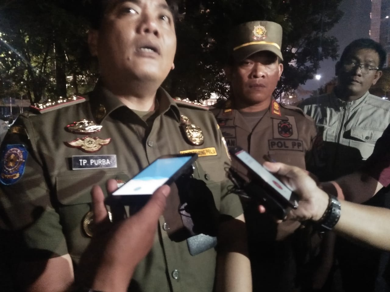 Dianggap Ilegal, Satpol PP DKI Bongkar Reklame di Jalan Thamrin Boulevard