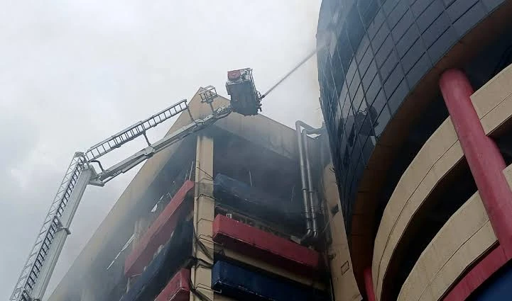 Sudin Gulkarmat Jakbar Cari 5 Korban Yang Diduga Terjebak dalam Kebakaran Glodok Plaza