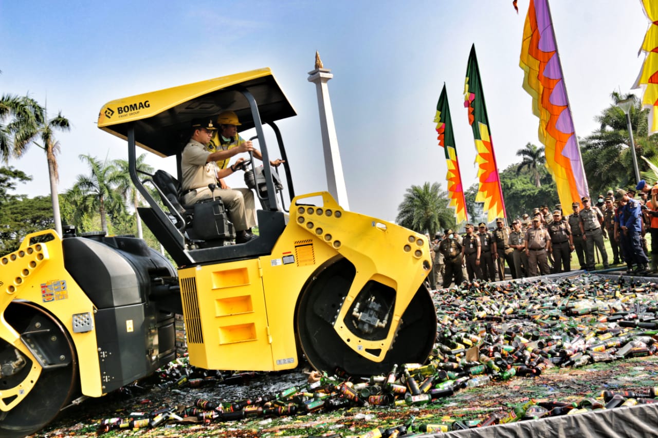 Pemprov DKI Hancurkan 18.175 Miras Ilegal Hasil Razia