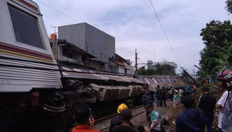 Tertimpa Tiang Listrik, Kereta Jakarta-Bogor Terguling di Kebon Pedes