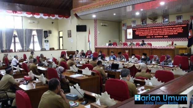 Merasa Intrupsi Tidak Ditanggapi Prihal Sembako Murah Haji Sutikno Selaku Wakil Ketua (BANANG), DPRD Lambar Ancam Keluar Dari Rapat.