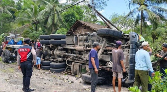 Truk Tronton Seruduk Angkot dan Rumah, 11 Orang Tewas dan 6 Luka-luka