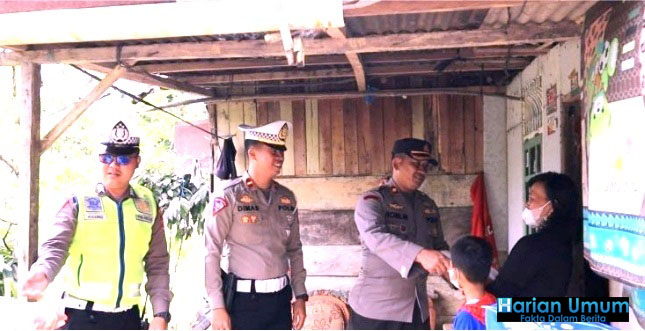 Wakapolres Lampung Barat Berbagi Kepada Masyarakat Kurang Mampu, Dalam rangka Jum'at Berkah