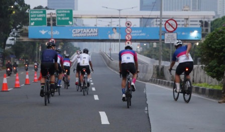 Pesepeda Antusias Uji Coba Lintasan Road Bike JLNT Kampung Melayu-Tanah Abang