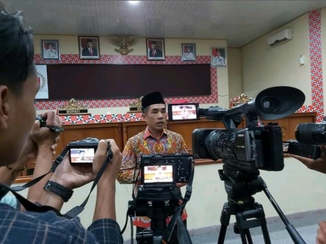 Ketua DPRD Edi Novial, Himbau Warga Tidak Membakar Lahan Sampah Secara Sembarangan