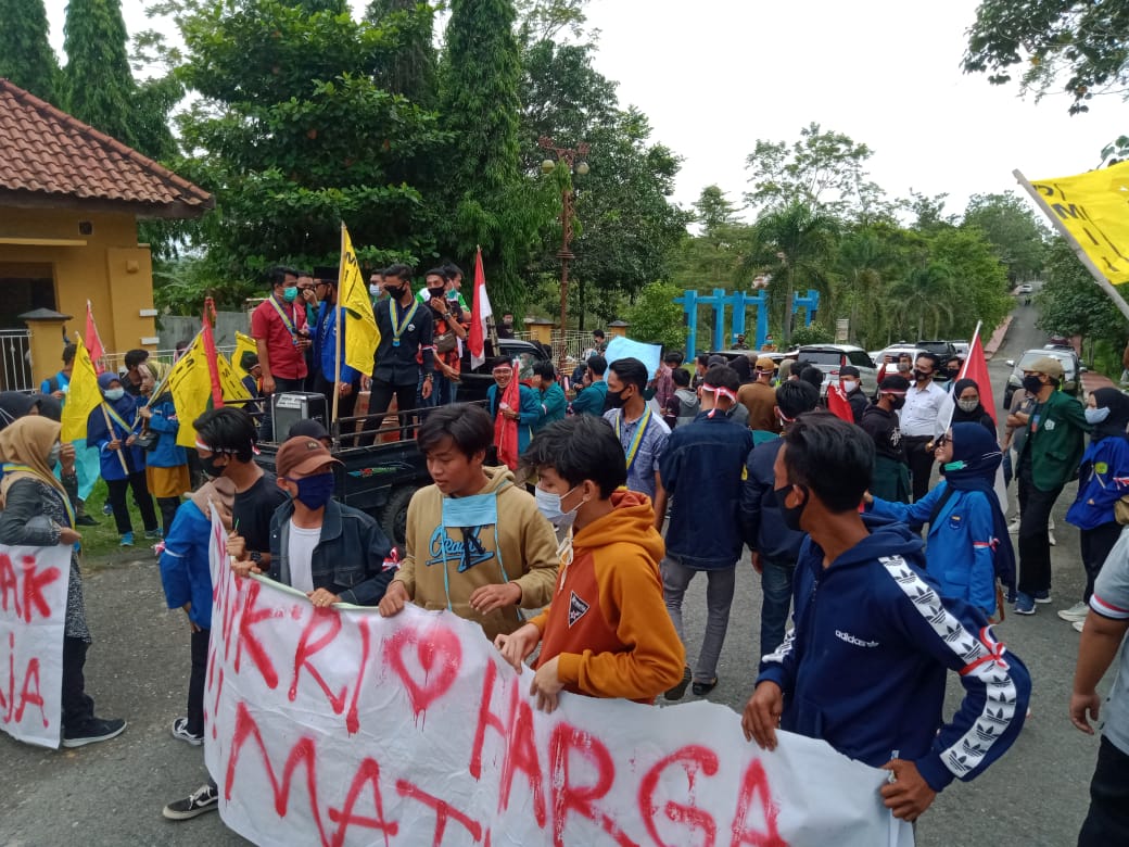 Ratusan Mahasiswa Ngeluruk ke DPRD Way Kanan