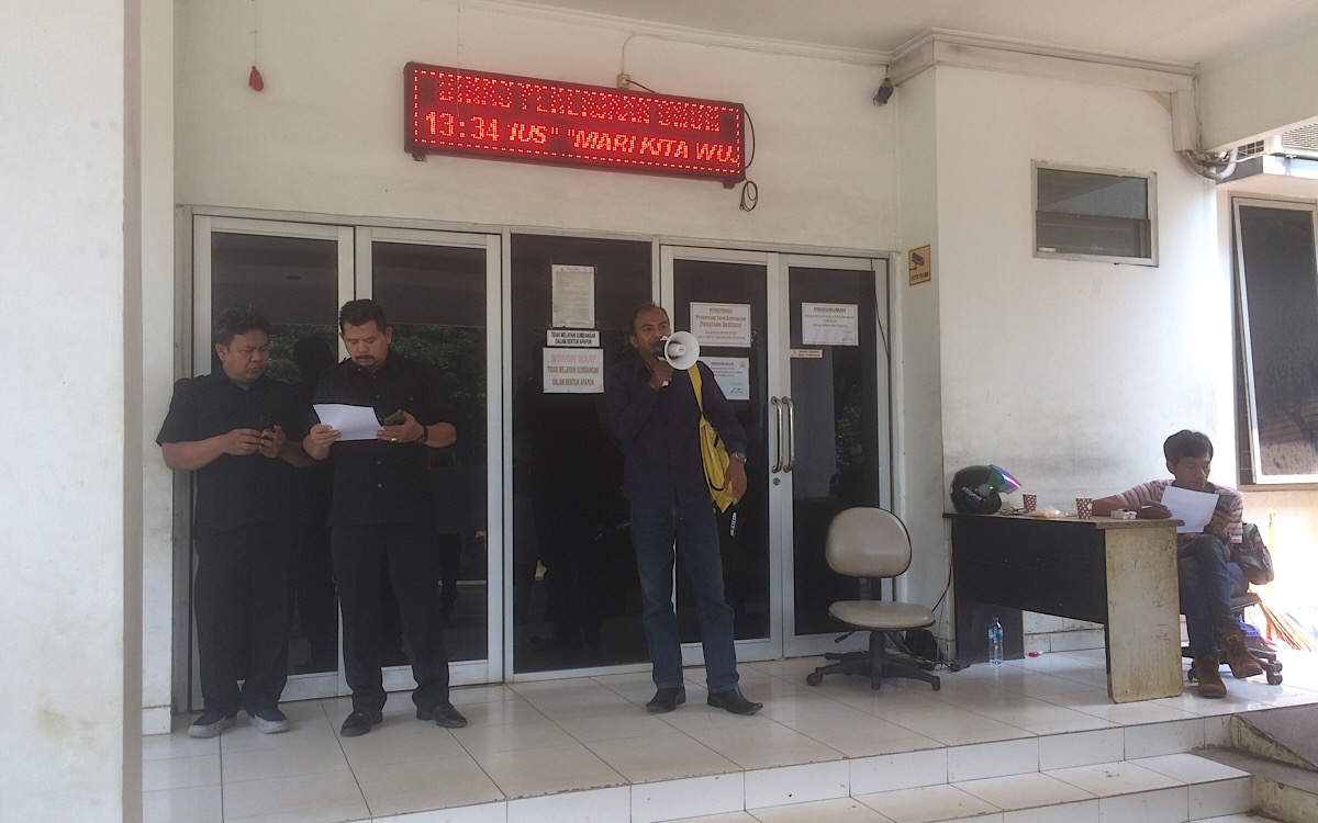 Aksi Tuntut Keterbukaan Informasi di Dinas PU Tangsel, Keamanan Dinas: Kalo Mabok Jangan Disini