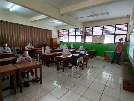Uji Coba Pembukaan Sekolah Terbatas di Jakut Berjalan Lancar
