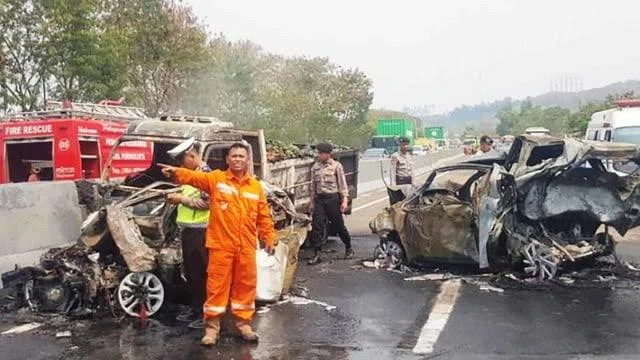 Kecelakaan Beruntung di Tol Cipularang Libatkan 17 Mobil dan Tewaskan 1 Orang, Polisi Olah TKP