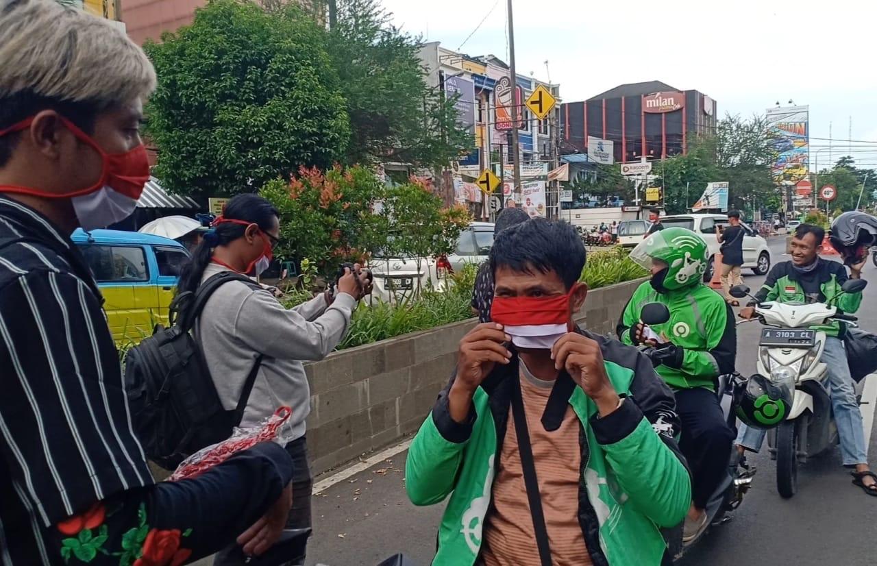 Lawan Corona, Jurnalis dan KIK Banten Sebar 3000 Masker Merah-Putih