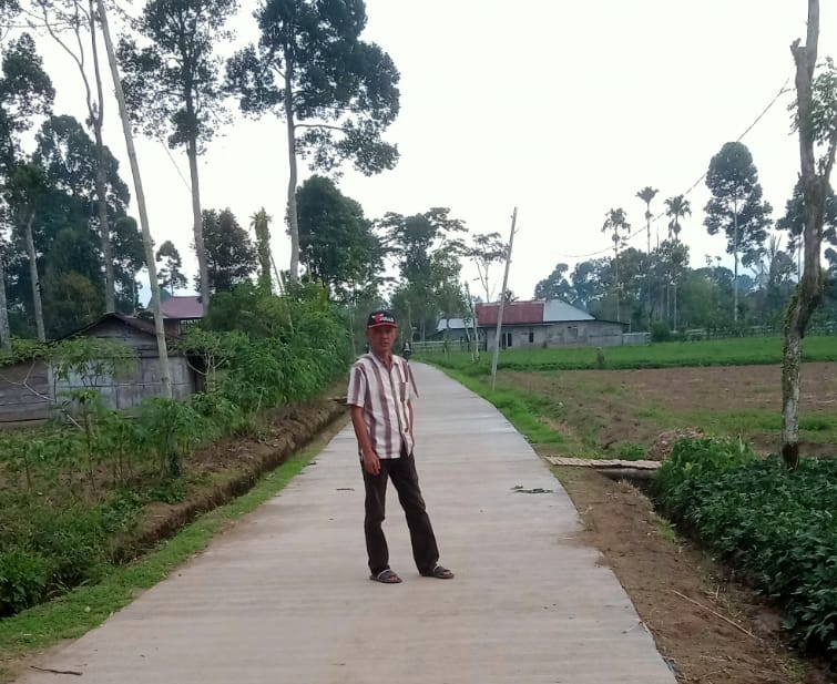 Takzim Mengecek Pembangunan Pisik Rabat Beton Di Wilayah Yang Dia Pimpin