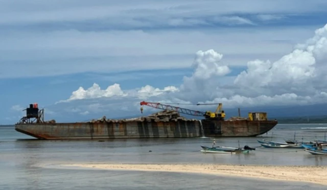 Polisi Temukan Stiker Kemenhut & Perusahaan di Kayu Gelondongan dalam Kapal Tongkang yang Terdampar