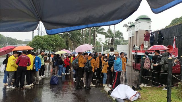 Di Tengah Hujan, AOMKI Desak DPR Tunda Pengesahan RUU Kesehatan