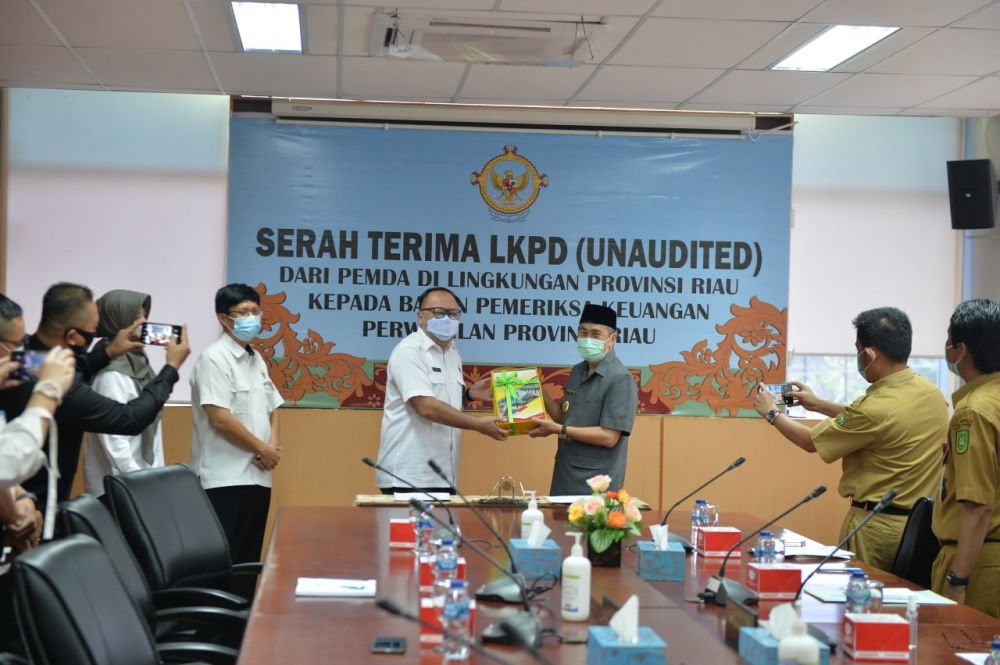 Syamsuar Serahkan LKPD Pemprov Riau Tahun 2020 Ke BPK RI Perwakilan Riau