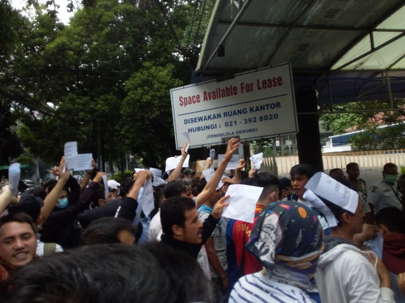 Proses Izin Tinggal Lamban, Puluhan Pencari Suaka Demo Gedung UNHCR