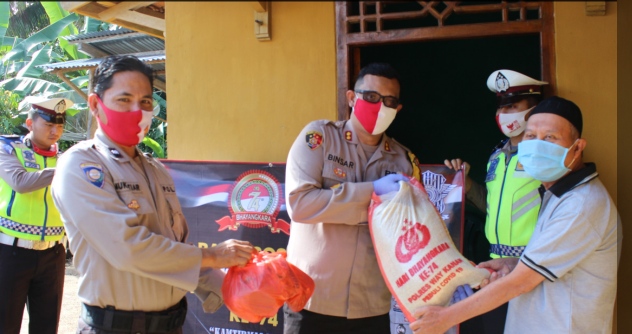 AKBP Binsar Manurung Polres Way Kanan Bagikan Sembako, Sebagai Wujud Kepedulian Terhadap Masyarakat