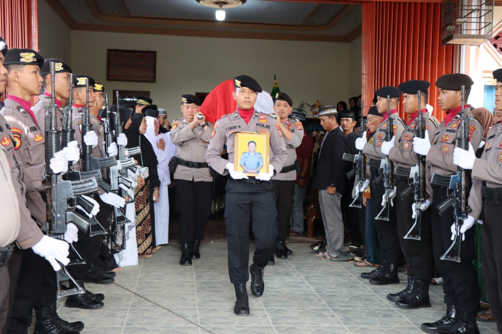 Penghormatan Terakhir untuk Aiptu Eko Siswandoyo, Polres Lampung Barat Menggelar Upacara Pemakaman Secara Dinas Kepolisian