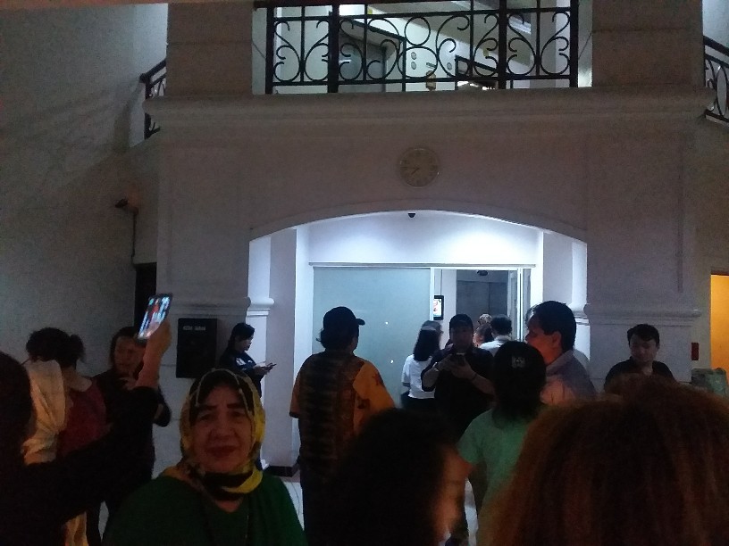 Gelar Aksi Bakar Lilin, Penghuni Apartemen Kemayoran Meradang Listrik Dimatikan