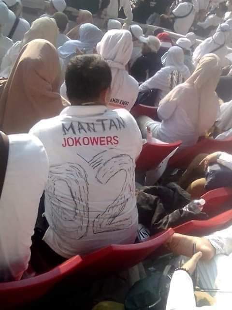 Cara Unik Simpatisan di GBK, Coret Nama Jokowi Lalu Bubuhi Tulisan 02