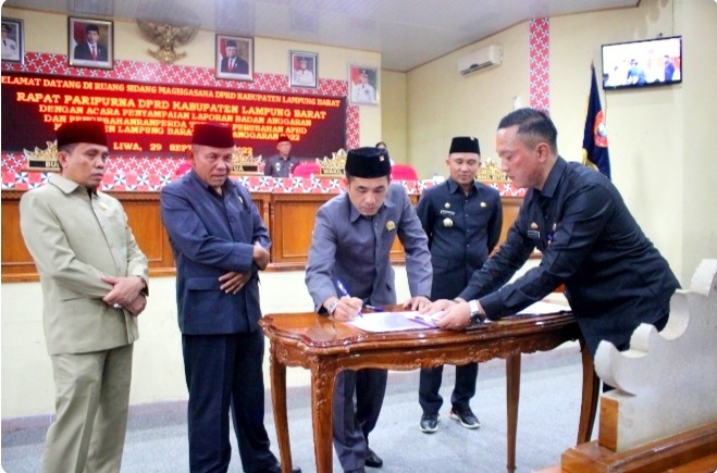 Ranperda Perubahan APBD Lampung Barat 2022 Disahkan dengan Sejumlah Catatan.