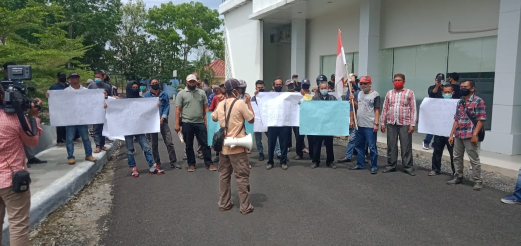 Puluhan Warga Negeri Baru Ngeluruk ke Kantor Pemkab Way Kanan
