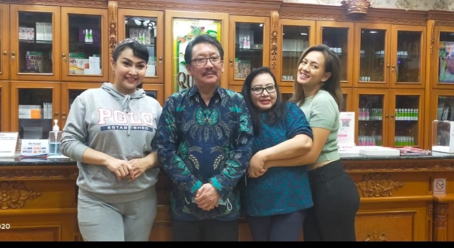 Yeyen Lidya dan Ratna Listy Lakukan Operasi Kantong Mata di Klinik Bedah Plastik Queen