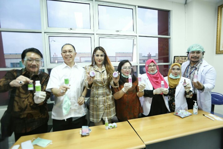 Kunjungi Pabrik Kosmetik, Pengelola Queen Beauty Clinic Ajak Nita Thalia