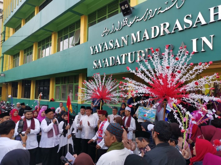 Sambut 1 Muharam, Madrasah Ibtidaiyah Sa'adatuddarain Meriahkan Dengan Pawai
