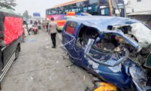 Mobil Rombongan Pengantar Calon Peserta Umrah Tabrak Bus, 7 Orang Tewas