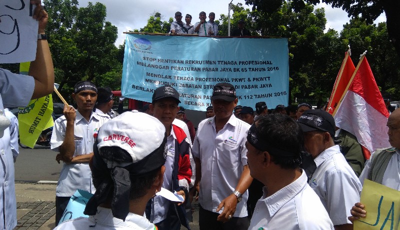 Protes Kinerja Dirut Pasar Jaya, Pegawai Demo Anies Baswedan