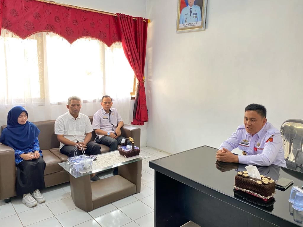 Nukman Menerima Langsung Penyerahan Dana Hibah Di Ruang Kantor Bupati Lambar