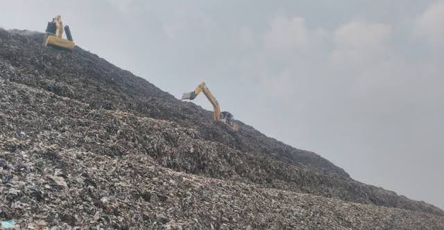 Diduga Bermasalah, Betonisasi Jalan TPST Bantar Gebang Disoal