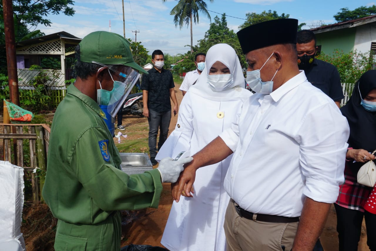Pilkada Serentak 2020, Nanang dan Istri Nyoblos di TPS 001 Desa Way Galih