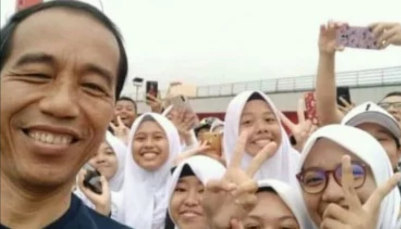 Selfi dengan Jokowi, Warga Palembang Malah Pose Dua Jari