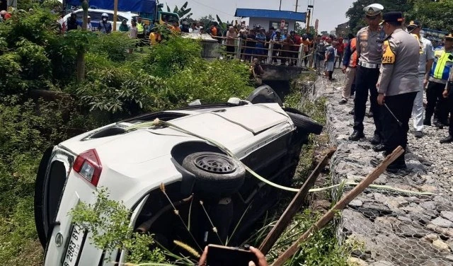 Mobilnya Tertabrak dan Terseret Kereta, 4 Pemudik dari Jakarta Tewas di Sukoharjo