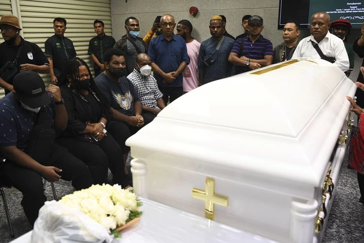 Jenazah Lukas Enembe Akhirnya Dimakamkan di Halaman Rumah Pribadinya