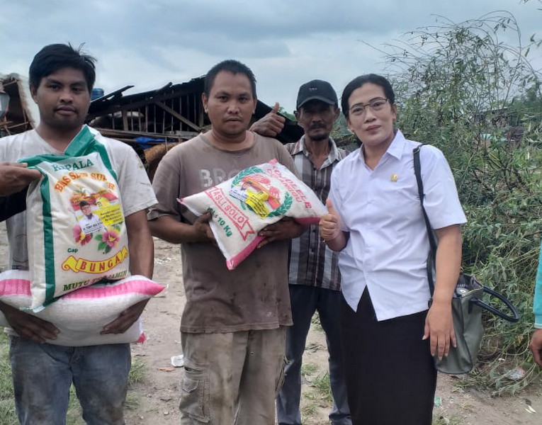 Maria Agatha Wartinem Fraksi Golkar berbagi Sembako