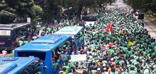 Sejahterahkan Drivernya,Go-Jek dan Grab Akan Naikkan Tarif