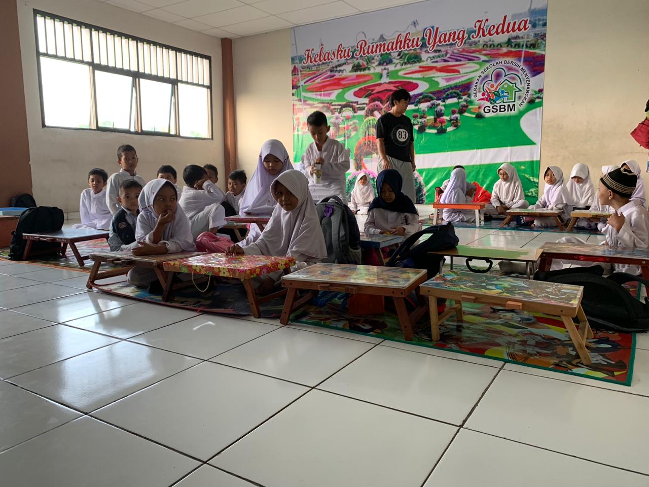 Sidak Ke SD yang Ngga Punya Meja dan Kursi, DPRD Tangsel Linglung