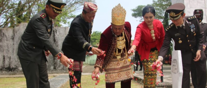 Peringati HUT RI Ke 77, Bupati Lamsel Ziarah Ke Makam Pahlawan