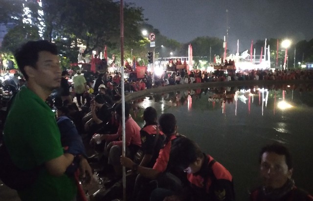 Tak Takut Dibubarkan, Peserta Aksi Buruh 10 Agustus Bertahan Hingga Malam di Sekitaran Air Mancur