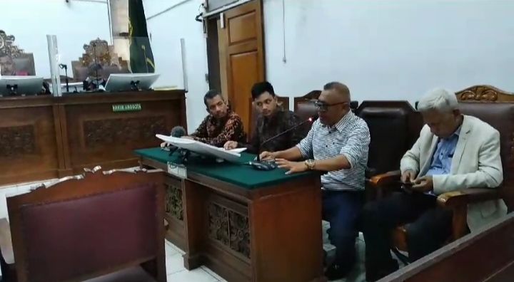 Hakim Kukuh Gugatan Tidak Dibacakan, Kuasa Hukum Rocky Gerung dan Penggugat Intervensi Kecewa