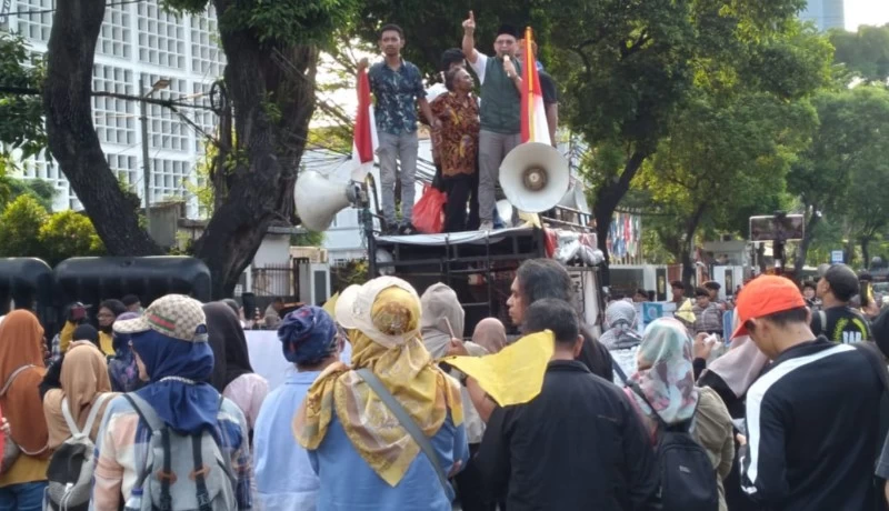 Aksi Massa Pro 01 di KPU Ditandingi Massa Pro 02, Terjadi Perang Orasi